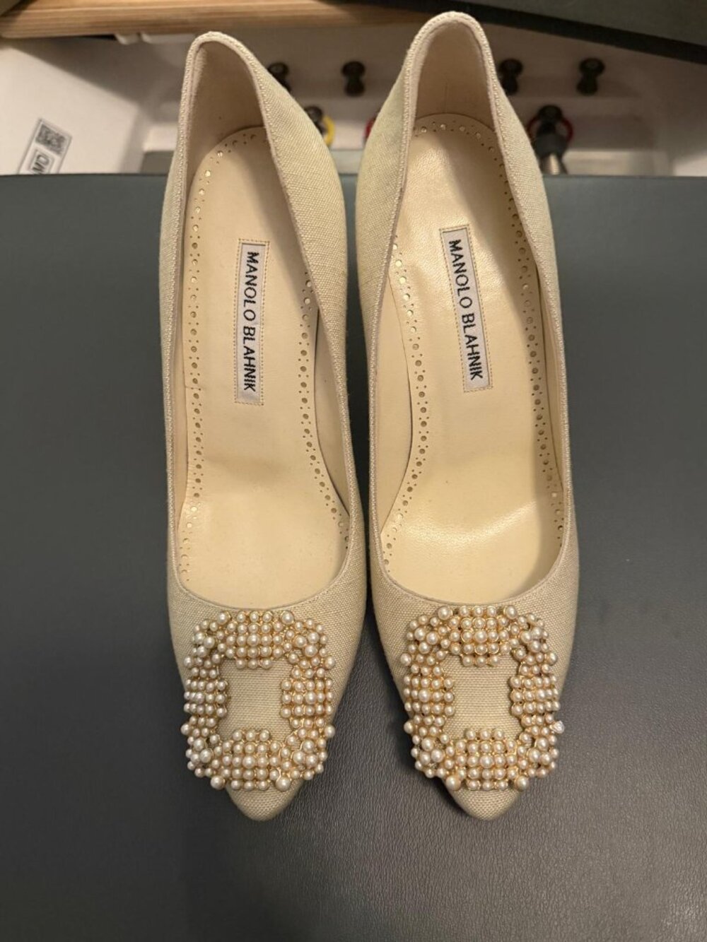 NEW Manolo Blahnik Hangisi 70 Pearl Buckle Pumps Heel Oatmeal Linen 37.5
